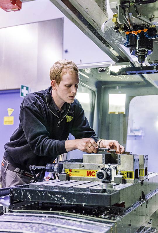 Willy ved CNC-maskin