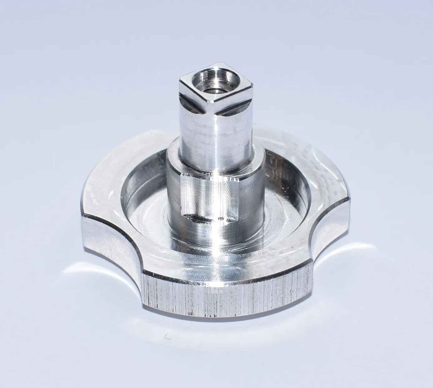 Maskinert aluminiumsdel med sylindrisk tapp og avtrappet flens