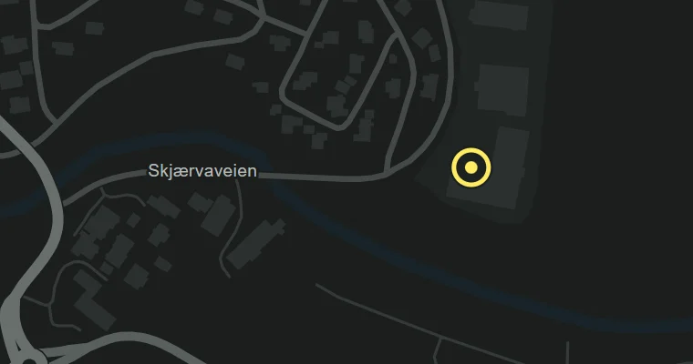 Kart over området rundt Skjærvaveien 8 i Strømmen. Adressen er markert med en gul ring. Kartet viser gatenettet, elveløpet og bebyggelsen rundt.